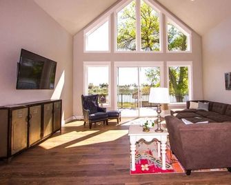 Huge Lakefront House - Sleeps 22! Private Dock! Boating, Water Skiing, Rafting! - Heyburn - Sala de estar