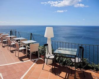 Inn & Art Madeira - Caniço - Balcony