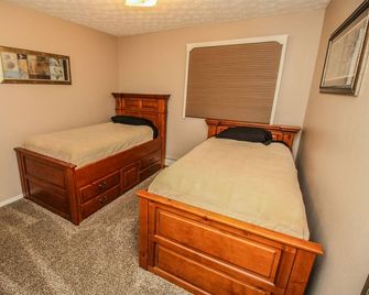 Near Anchorage Airport, Lake Hood and the Cook Inlet Coast - Anchorage - Bedroom