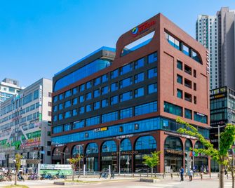 Ramada Encore by Wyndham Asan - Asan - Edificio