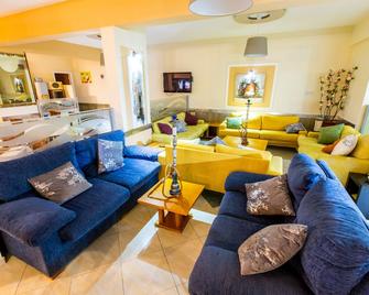 Fitos Inn Guest House - Paphos - Living room
