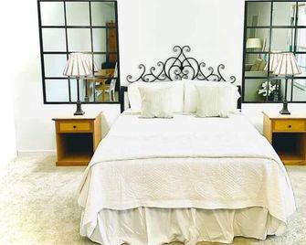 The Gardenia Suites - Suite B ~ Country feel in the heart of Spring Hill. - Spring Hill - Schlafzimmer