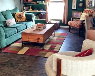 Premier location. Oklahoma Aquarium, Spirit Casino, Tulsa Premier Outlets - Jenks - Living room
