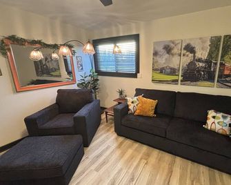 Lima Locomotive house! Close to hospital, firepit, outdoor dining - Lima - Obývací pokoj