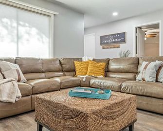 Free heated pool!/Gorgeous 4 BR spring break home - Phoenix - Sala de estar