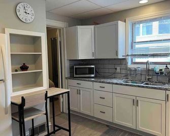 Apt A The Yellow Shuttered House - Sharon - Kitchen