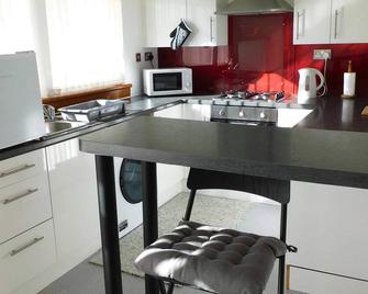 Charming 2 bed house Perfect base for sightseeing - Johnstone - Kitchen