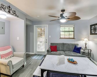 Hot Springs Retreat with Private Dock and Hot Tub! - Hot Springs - Living room