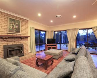 The Sanctuary - Corowa - Murray River Property - Corowa - Living room