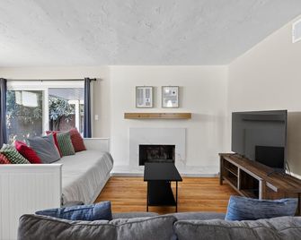 Family Fun in Fullerton - Fullerton - Living room