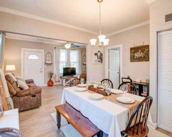 Sweet Retreat! Cozy 2 Bed & Bath By the Beach - נורפולק - חדר אוכל