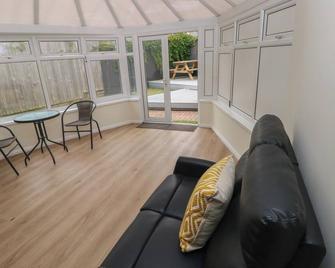 21 Heol Gylfinir - Barry - Salon