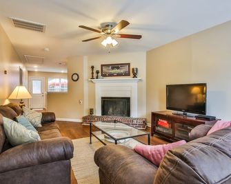 Charming 2br/2ba Townhome - Sleeps 6 - Pet-Friendly Retreat - Smyrna - Sala de estar