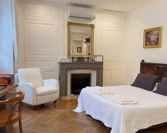 Chambre de charme au coeur du vieux Valence - Confort & Calme - Valence - Bedroom