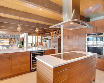 Chic Boulder Mountain Home with Hot Tub and Views - Boulder - Kitchen