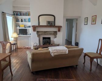 Charming 2-bedroom Cottage near Skibbereen with stove and views. - Skibbereen - Living room