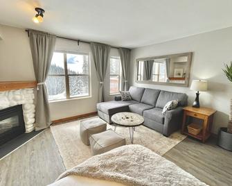 Newly Renovated Ground Floor Creekside Studio Condo - Pet Friendly too! - Vernon - Salon
