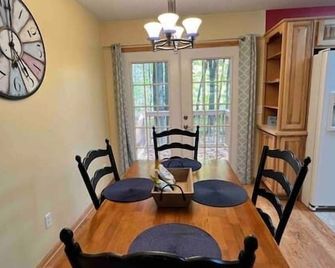 3- Bedroom cottage near Pleasant Lake in Cadillac - Cadillac - Dining room