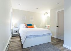 Modern Apartment Walking Distance To The Heart Of Downtown Charlottetown - Charlottetown - Bedroom