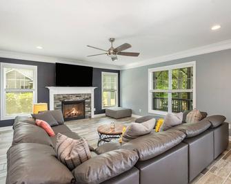 Peaceful Lake Wylie Waterfront Home in Belmont. Great Views, Beautiful interiors - Belmont - Living room