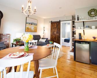 The Farmhouse Suite near Port Townsend, WA - Port Ludlow - Comedor