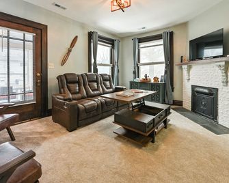 Sr Pilot Earhart Hangar Suite, 2 br K &Q, 1 Ba - Atchison - Living room