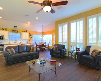 Prime Location in West Plano - private rooms - Plano - Living room