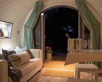 Hideaway Cottages - Greenacres Estates - Tenby - Living room