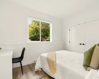 Cozy Saanich Cottage ideal location to UVIC and Downtown - Victoria - Bedroom