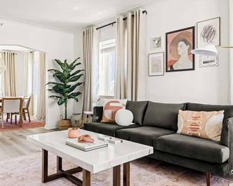 Modern Comfort - King Beds - Walk to Sloans Lake - Denver - Oturma odası