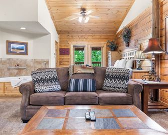 Cozy Cabin with Gas Fireplace and Private Balcony - Rustic Romantic Retreat - Branson - Living room