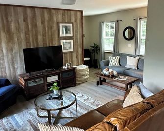 A-frame house (.3 miles) to Center Hill Marina - Lancaster - Living room