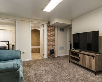 Cozy Cottage Long Stays Beautiful Days - Pocatello - Living room