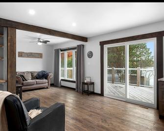 Beautiful Cozy 3 Bedroom Cottage on the Lake - Barry's Bay - Living room