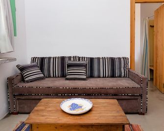 Ailouros Guest House - Schoinousa - Sala de estar
