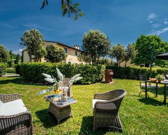 Anna Farmhouse Apartment in Wine Resort in Lucca - Mastiano - Patio