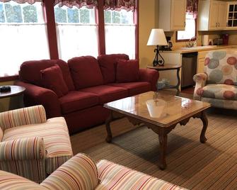 Charming Redbird Cottage- On A Back Dune, Walk To The Beach - Muskegon - Living room