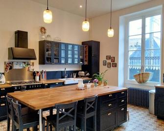 Grande maison familiale plein centre vieux Laval - Laval - Salle à manger