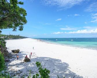 Diani Kanza - A Lovely Curated 2bedroom Sea-View Condo - Ukunda - Beach