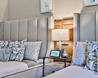 The Versailles By Samsara Resort Top Luxury Top View 1300sqf 2bedroom 2bathrom - Canmore - Living room