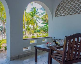 The Coconut Beach Boutique Lodge & Spa - Tiwi - Patio