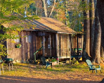 The Lakeside cabin, just steps from the lake, with dock and screened porch - Jefferson - Patio