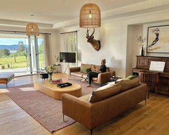 Magnificent luxury country estate with heavenly views-easy 1.5 hr to Sydney - Hinton (New South Wales) - Wohnzimmer