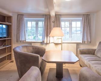 Vacation home Reetdachhaus zur Sandkuhle in Ostenfeld for up to 4 people - Schwesing - Sala de estar