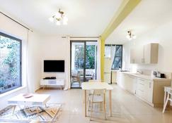 Light as a Feather by HolyGuest - Tel Aviv - Living room