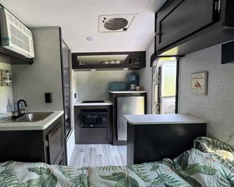 3 miles from the Beach! 1/2 mile from Kayaking. Shower, AC, Hiking, hobby farm - South Haven - Кухня
