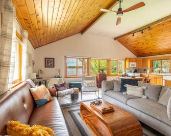 Lakefront Home w/ Private Beach & Stunning Views - Farmington - Living room