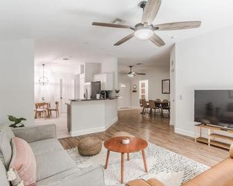 11 Mins to Beach - 3BR w Private Pool + Grill - Vero Beach - Sala de estar