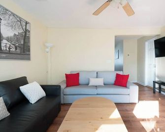 Lovely 3BR Home with parking-Walk to WP Gate! - Highland Falls - Sala de estar