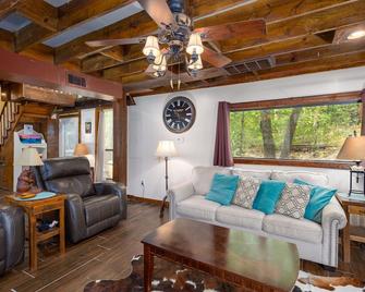 Enchanting Lake Texoma Cabin with Hot Tub - Pottsboro - Sala de estar